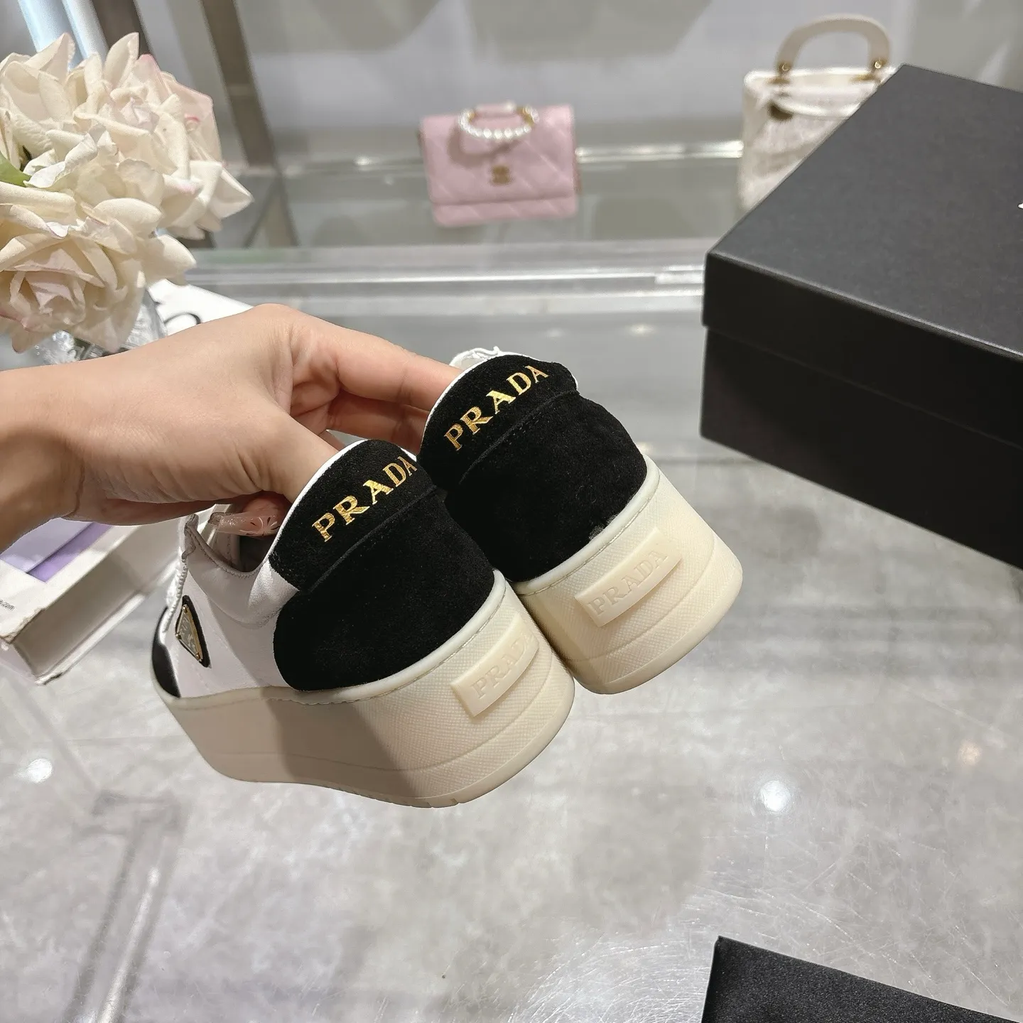 👟👟Ex-factory price 540👟👟 Prada 25 new thick-soled casual sneakers. This sneaker continues the timeless silhouette and is a new classic item. Crafted from leather to enhance style. The style is light, with a triangle buckle logo and a 5CM thick sole. It is suitable for all seasons and can be matched with all kinds of casual styles. In an era where various styles are full of attention, the most long-term companion and the one that captures people's hearts bit by bit is undoubtedly the white shoe. Fabric: Cowhide Lining: Sheepskin Outsole: Original TPU two-color outsole Sole thickness: 5CM Size female 35-40
